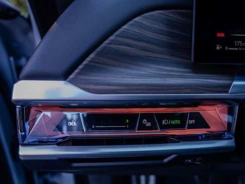 Used 2023 BMW 740i image 8