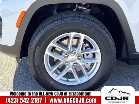 New 2025 Jeep Grand Cherokee Laredo image 11