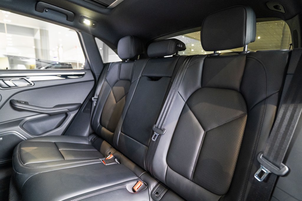 Certified 2025 Porsche Macan AWD/4WD image 36