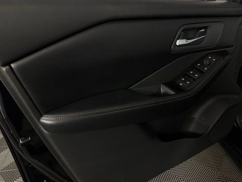 Used 2025 Nissan Rogue SV image 23