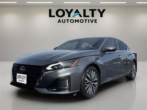Used 2024 Nissan Altima 2.5 SV w/ SV Premium Package image 1