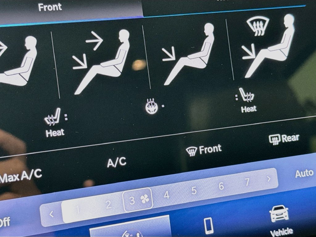 Used 2024 Chrysler Pacifica Touring-L FWD image 19