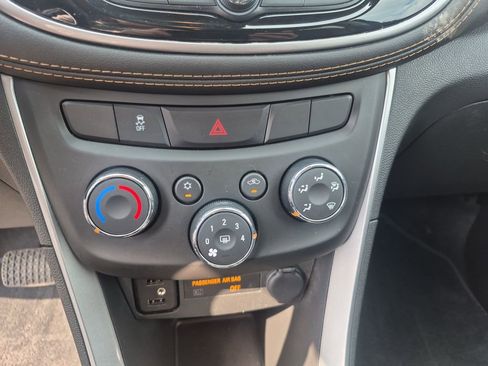 Used 2022 Chevrolet Trax LT w/ LT Convenience Package AWD/4WD image 36