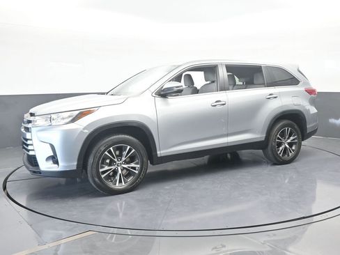 Used 2019 Toyota Highlander LE image 2