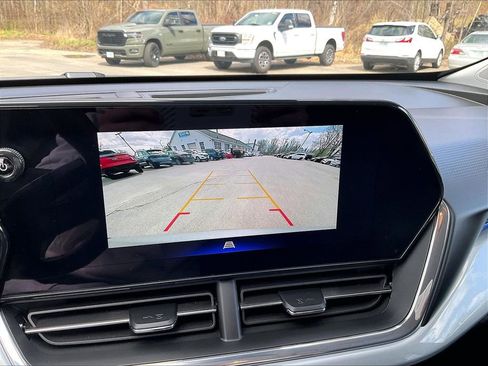 Used 2025 Chevrolet Trax LT FWD image 16