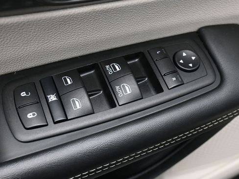 Certified 2024 Chrysler Pacifica Select image 10