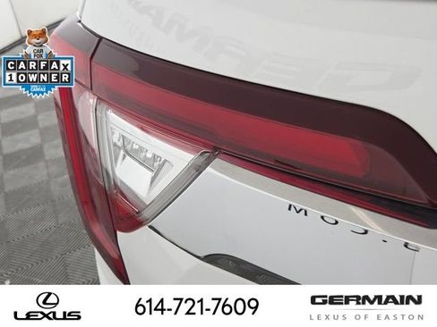 Used 2023 GMC Acadia SLE image 12