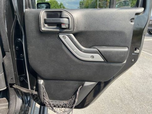 Used 2013 Jeep Wrangler Unlimited Rubicon AWD/4WD image 10