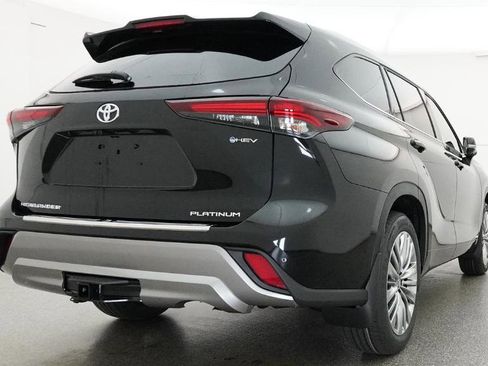 New 2026 Toyota Highlander Platinum image 3