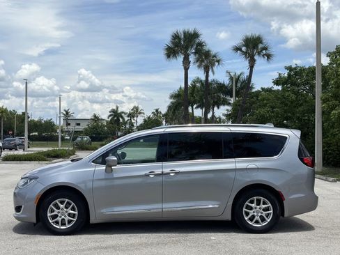 Used 2020 Chrysler Pacifica Touring-L FWD image 8