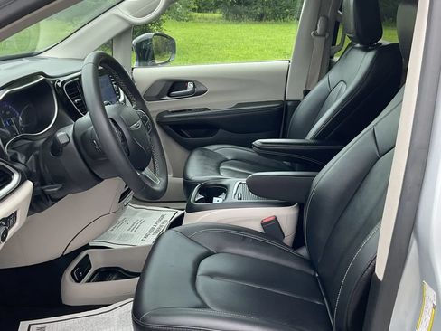 Used 2024 Chrysler Pacifica Touring-L FWD image 11