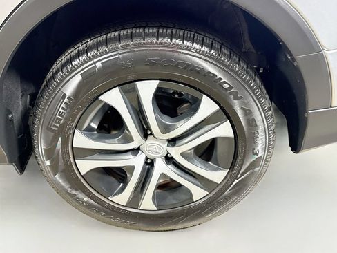Used 2018 Toyota RAV4 LE FWD image 27
