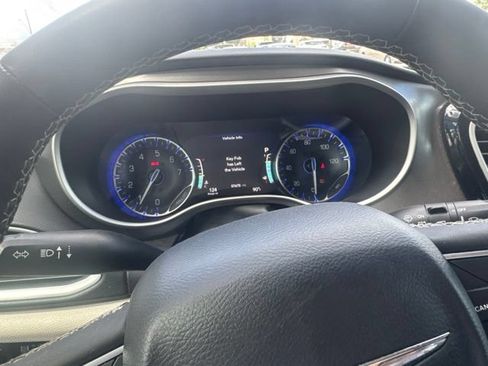 Used 2023 Chrysler Pacifica Touring-L FWD image 13