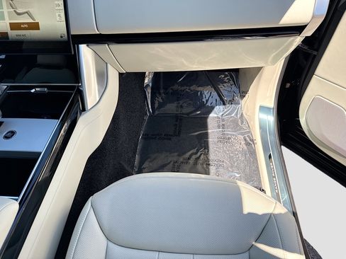 New 2026 Land Rover Range Rover Long Wheelbase SE image 18