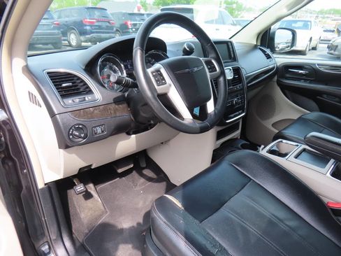 Used 2014 Chrysler Town & Country Touring FWD image 11