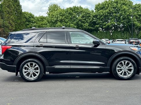 Used 2023 Ford Explorer XLT w/ Equipment Group 202A AWD/4WD image 3