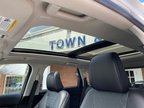 Used 2023 Ford Edge Titanium AWD/4WD image 11