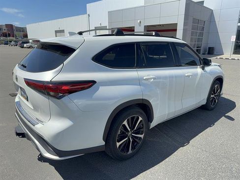 Used 2022 Toyota Highlander XSE AWD/4WD image 2