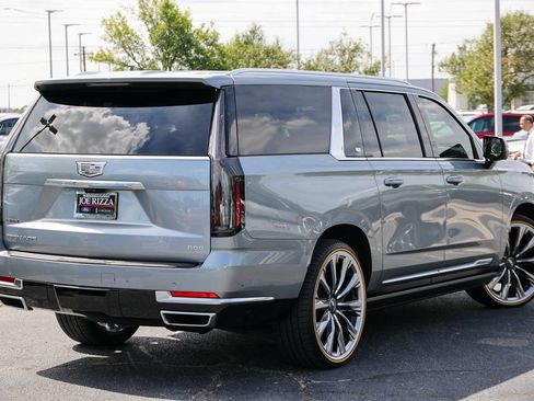 Used 2025 Cadillac Escalade ESV Premium Luxury Platinum AWD/4WD image 28