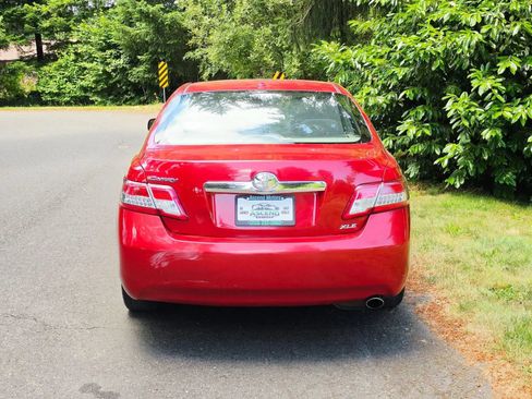 Used 2011 Toyota Camry XLE FWD image 4