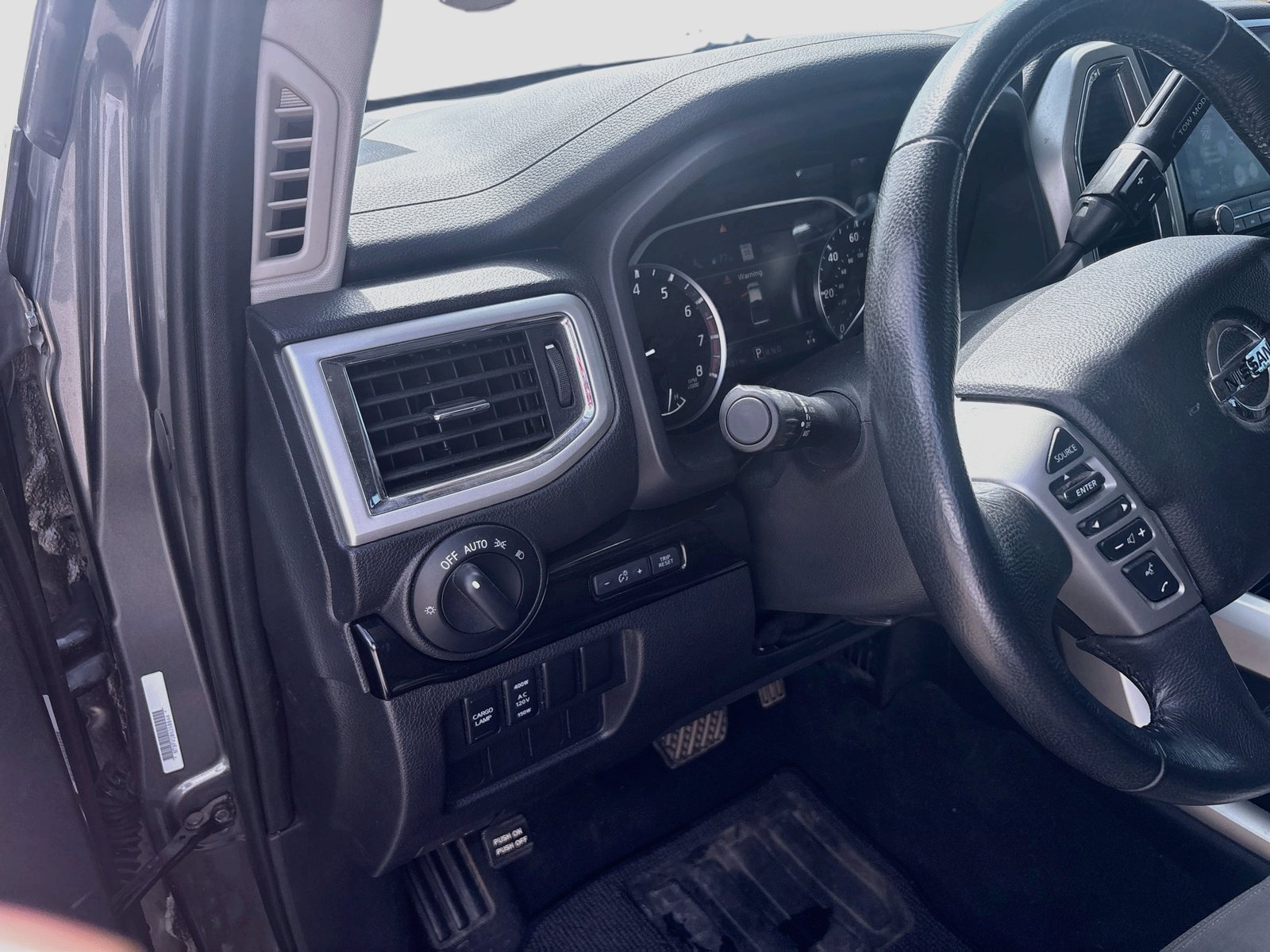 Used 2021 Nissan Titan 4x4 Crew Cab image 10