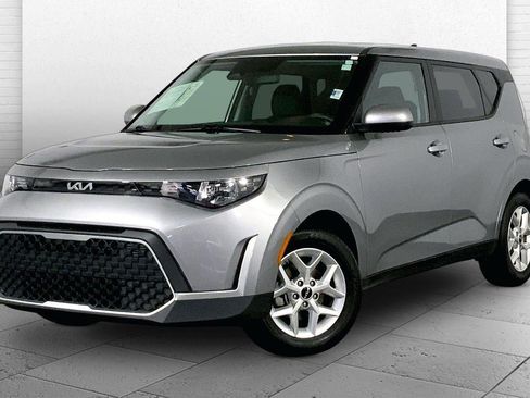 Used 2025 Kia Soul LX w/ LX Technology Package FWD image 12