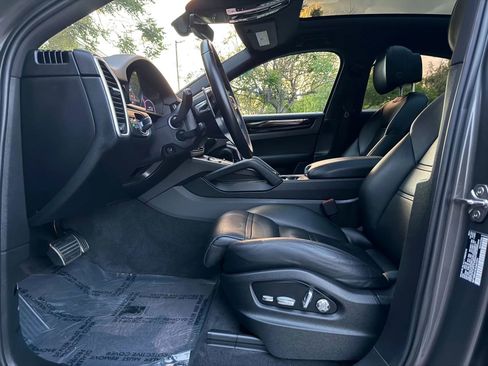 Used 2020 Porsche Cayenne S w/ Premium Package image 23