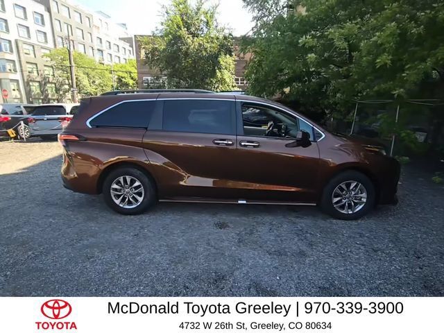 Used 2022 Toyota Sienna XLE AWD/4WD image 1