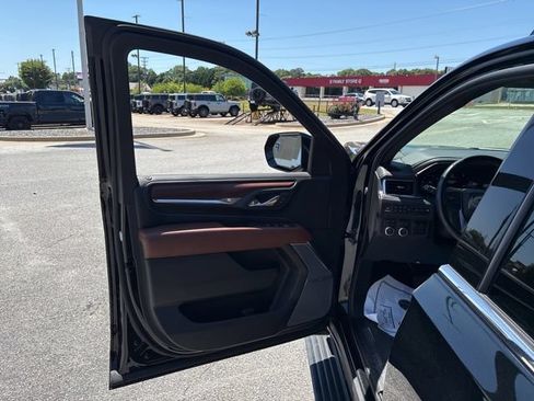 Used 2023 GMC Yukon Denali Ultimate AWD/4WD image 9