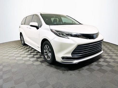 Used 2021 Toyota Sienna XLE image 1