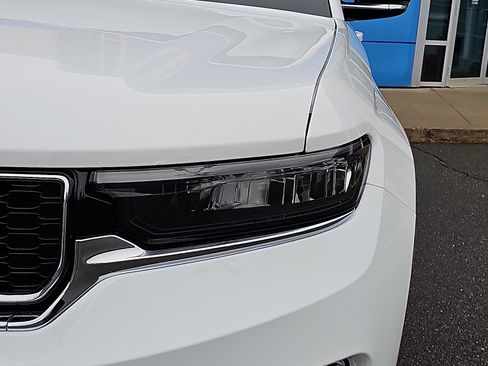 Used 2023 Jeep Grand Cherokee Limited image 9