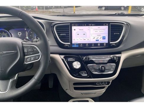 Used 2024 Chrysler Pacifica Touring-L image 6