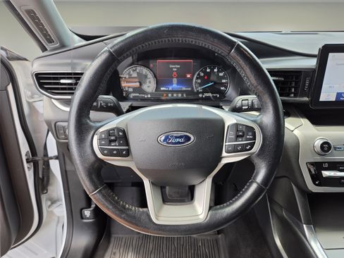 Used 2021 Ford Explorer XLT w/ Equipment Group 202A AWD/4WD image 17