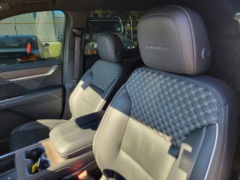 Used 2024 GMC Acadia Denali image 13