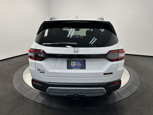 Certified 2025 Honda Pilot TrailSport image 5