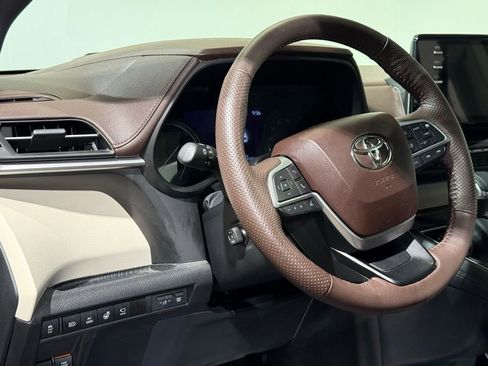 Certified 2023 Toyota Sienna Platinum image 16