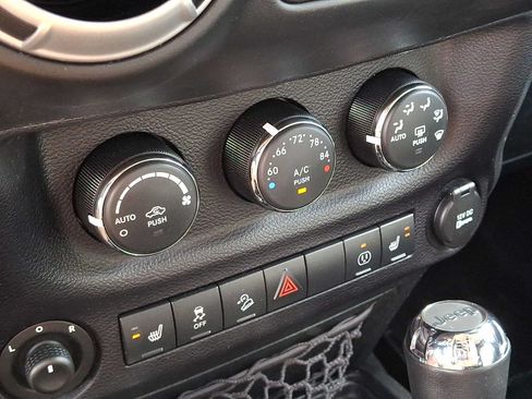 Used 2016 Jeep Wrangler Unlimited Sahara w/ Connectivity Group AWD/4WD image 15