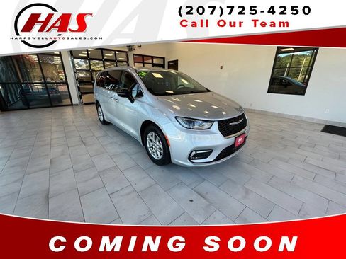 Used 2024 Chrysler Pacifica Touring-L FWD image 8