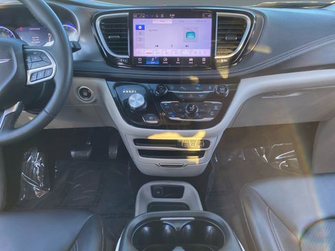 Used 2023 Chrysler Pacifica Touring-L FWD image 11