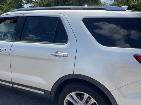 Used 2017 Ford Explorer Limited w/ Equipment Group 301A FWD image 4