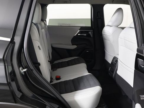 New 2025 Mitsubishi Outlander SE image 32