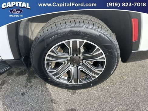 Used 2024 Jeep Wagoneer L Series II w/ Flexible Seating Group image 13