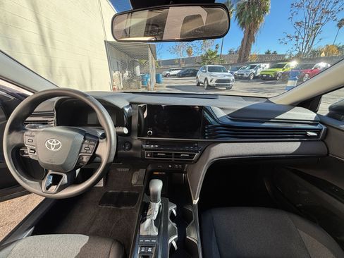 Used 2025 Toyota Camry LE image 33