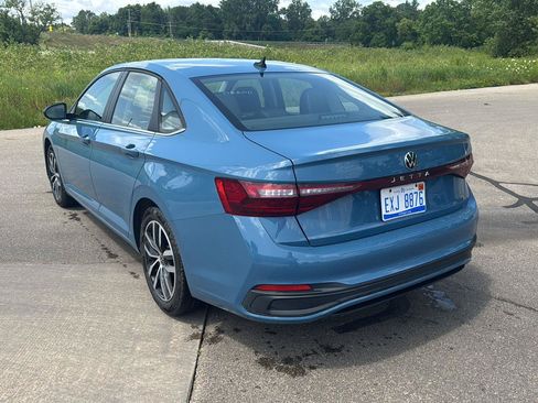 Used 2025 Volkswagen Jetta SE FWD image 3