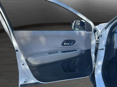 Used 2016 Honda HR-V LX image 39