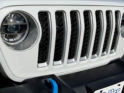 Used 2022 Jeep Wrangler Unlimited Sahara w/ Cold Weather Group image 28