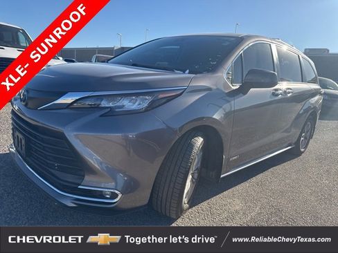 Used 2021 Toyota Sienna XLE image 3