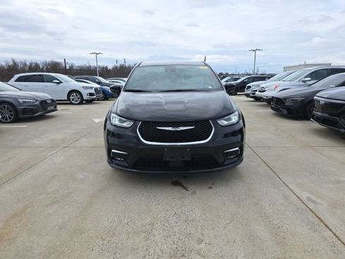 Used 2025 Chrysler Pacifica Select image 2