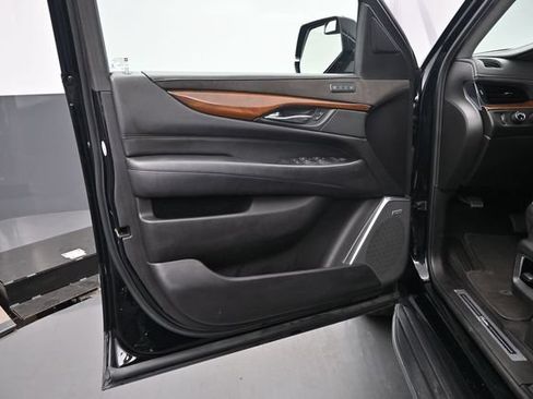 Used 2018 Cadillac Escalade ESV 4WD image 12