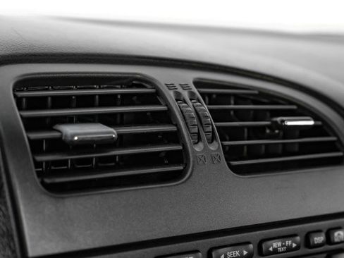 Used 2004 Ford Thunderbird image 25